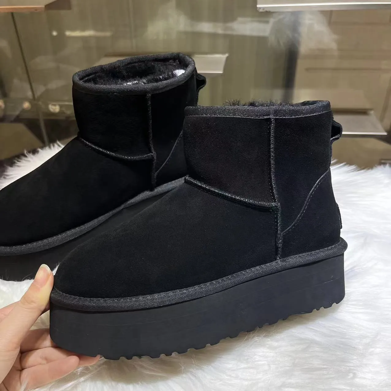 💰520 UGG sheepskin all-in-one snow boots. The official website synchronizes the new autumn and winter women's classic mini (thick sole) short snow boots 1134991, three-layer combination thick sole 5 cm, lightweight and non-slip, suede upper, 17 mm real wool lining, comfortable and casual, simple and fashionable! Color: Maroon Black Military Green Chocolate Size: 35-41
